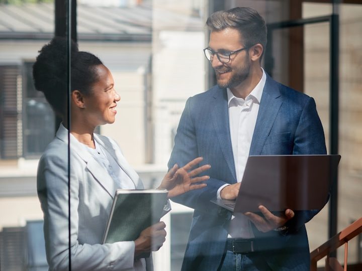 Details eines mechanischen Geräts, das durch eine Lupe betrachtet wird.