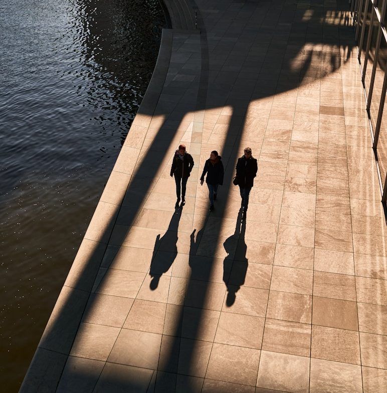 Zwei kleine Leitern führen zu einer Figur auf einer transparenten Plattform.