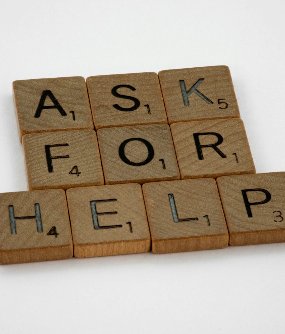 Zwei kleine Leitern führen zu einer Figur auf einer transparenten Plattform.