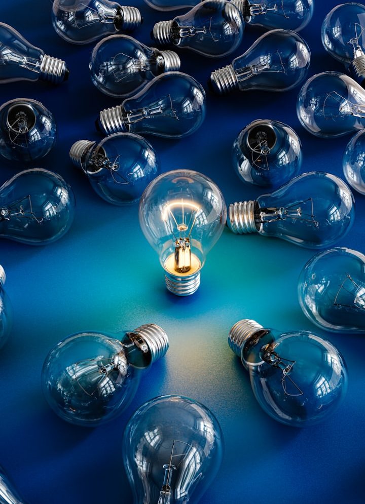 Zwei kleine Leitern führen zu einer Figur auf einer transparenten Plattform.