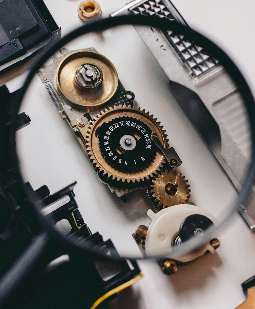 Zwei kleine Leitern führen zu einer Figur auf einer transparenten Plattform.